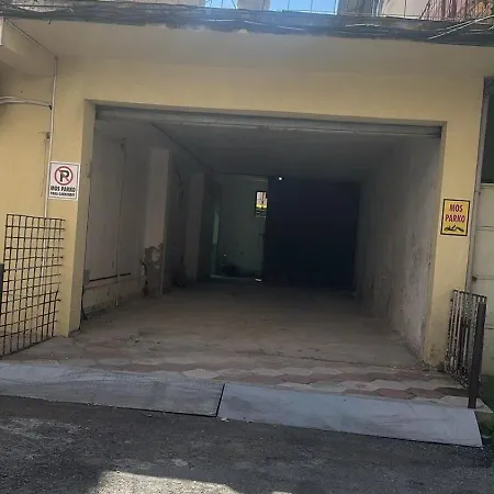 Quiet With Private Garage And 5 Min To Center アパート Shkodër