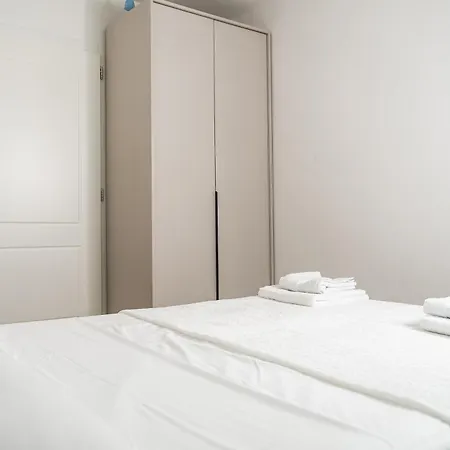 Quiet With Private Garage And 5 Min To Center アパート