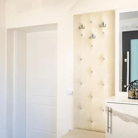 Quiet With Private Garage And 5 Min To Center Апартаменты Шкодер
